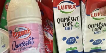 Skandal ushqimor në Shqipëri: “Lufra” dhe “Erzeni” vunë në treg qumësht të kontaminuar me substanca kancerogjene?