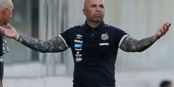 Qëndroi me një grua në bar deri në 5 të mëngjesit, erdhi një burrë tjetër dhe ia mori!