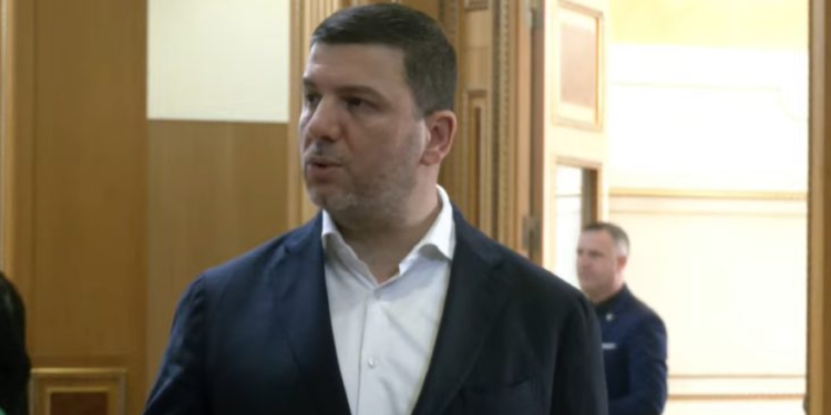 Krasniqi: Albulena Haxhiu nuk kalon, Albin Kurti po e sakrifikon se nuk i ka votat për kryeministër