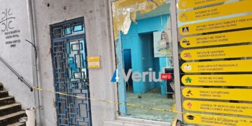 Pamje: Kështu duket objekti i Postës së Kosovës në Zveçan pas sulmit me granatë dore