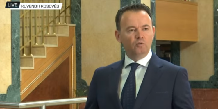 “Pse nuk po lëshoni rrugë”, Peci përplaset me gazetarët: A po të dokna unë ty që nuk e kuptoj që i kemi 57 numra?