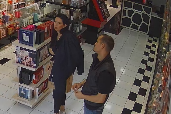 Këta dy persona po kërkohen nga policia për vjedhje