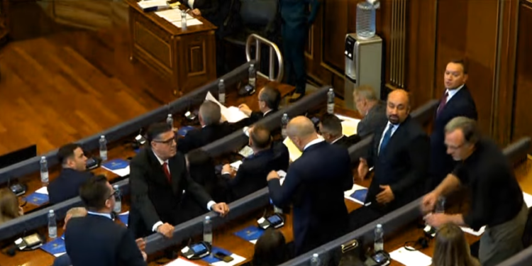 Deputetët e LDK-së futen në sallën kryesore të Kuvendit, të PDK-së ishin tashmë aty – mungojnë deputetët e LVV-së e Nismës