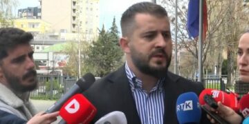 Mërgim Lushtaku ka një porosi për opozitën nga oborri i Kuvendit të Kosovës