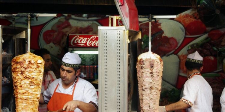 Mbi 600 persona helmohen me doner pule në Turqi