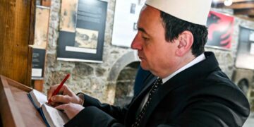 Kurti bën homazhe në Zhazhë, viziton edhe Kompleksin e Kullave të Isa Boletinit