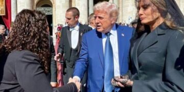 Osmani bisedon me Presidentin Trump dhe Zonjën e Parë Melania Trump, para fillimit të ceremonisë së varrimit të Papës