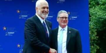 Rama pret me batutë Kryeministrin britanik Starmer: Çfarë ju thashë për motin? Është shiu juaj