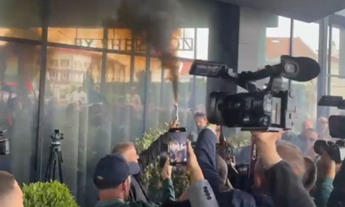 ‘‘Gjuaje jashtë’’, hidhen tymuese para hotelit ku po protestojnë veteranët kundër Trendafiloves