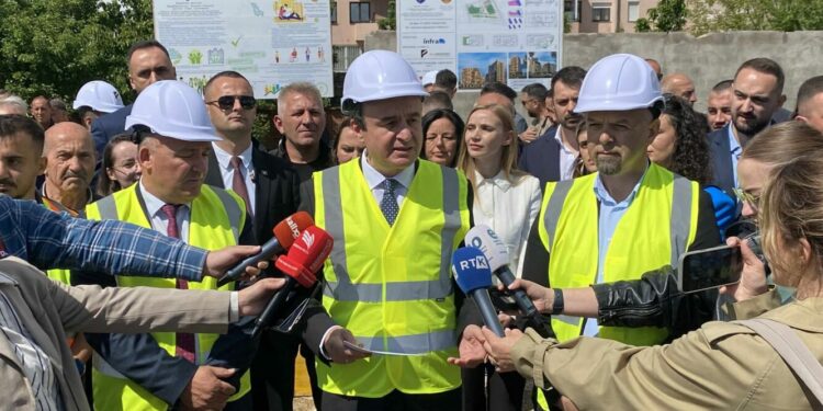 Nis ndërtimi i banesave të përballueshme në Podujevë, Kurti: Oferta e Qeverisë më e madhe se kërkesat e komunave