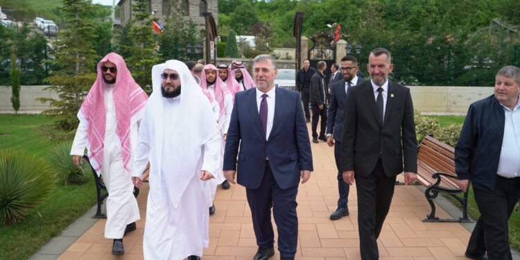 Biznesmeni i sukesshëm Naser Imeri mirëpret në vizitë Imamin e Qabes, Shejh Bandar Baleela