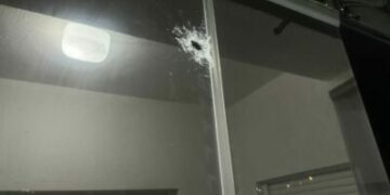 E frikshme- Plumbat depërtuan edhe brenda në banesë mbrëmë në rrugën “Muharrem Fejza”