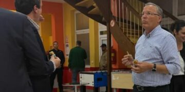 Fotografitë që s’i pamë: Albin Kurti dhe Bedri Hamza ‘i gjuhen’ flisë