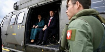 Osmani arrin në Zvicër, e publikon menjëherë një fotografi – shihet në helikopter me bashkëshortin