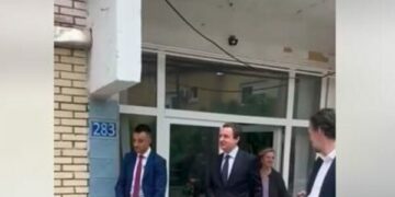 Kurti kalon kah LDK’ja, pyetet pse s’po e viziton Abdixhikun, reagimi i tij: Hëhëhë…