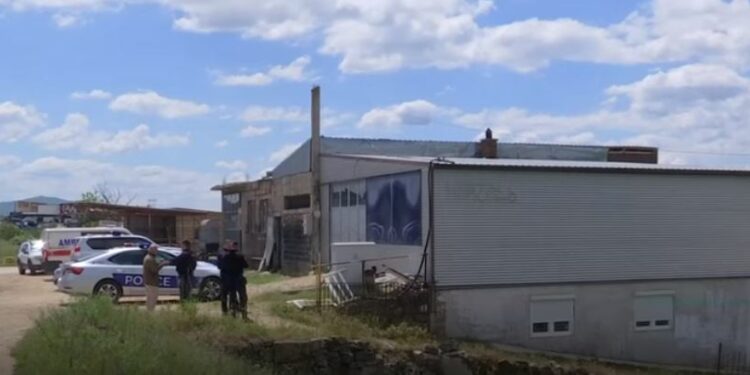 Tërstenik: Nipi e nxjerr dajën nga shtëpia, me polici (VIDEO)