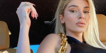 Era Istrefi sjell foto atraktive para pasqyrës