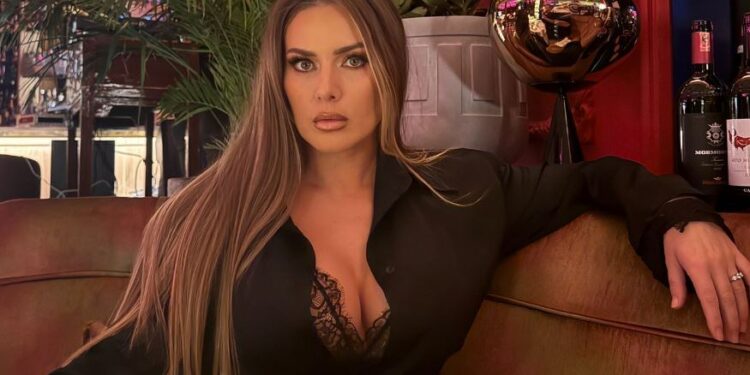 Olta Gixhari shkëlqen me ‘look’-un e fundit