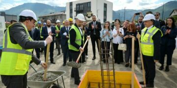 Albin Kurti e Gazmend Muhaxheri bëhen bashkë për nisjen e punimeve për Banimin Social në Pejë