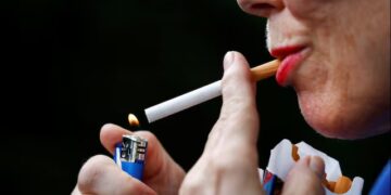 Franca ndalon pirjen e duhanit në ambiente të hapura ku ka fëmijë – ndalesa hyn në fuqi më 1 korrik