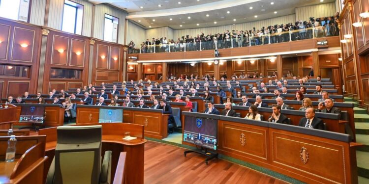 300 mijë euro paga për më pak se dy orë punë: Deputetët vazhdojnë të kompensohen pavarësisht bllokadës në Kuvend