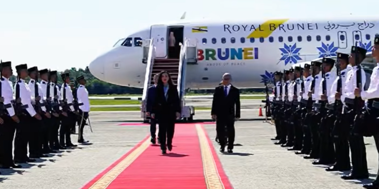 Osmani pritet me nderimet më të larta në Brunei: Vizita e parë ndonjëherë nga kreu i shtetit të Kosovës në këtë shtet të Azisë Juglindore