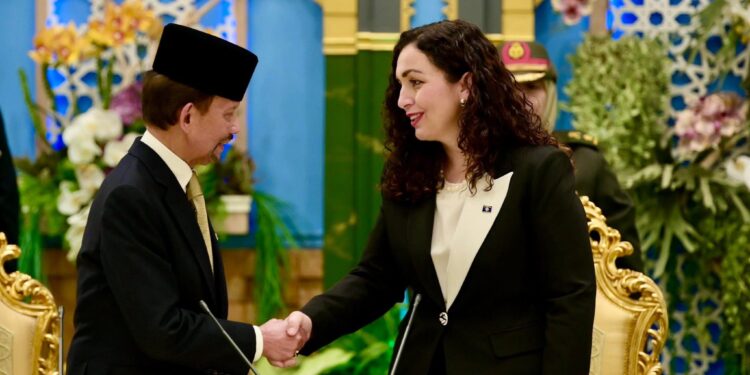 Osmani publikon pamje nga banketi i organizuar nga Sulltani i Bruneit për të