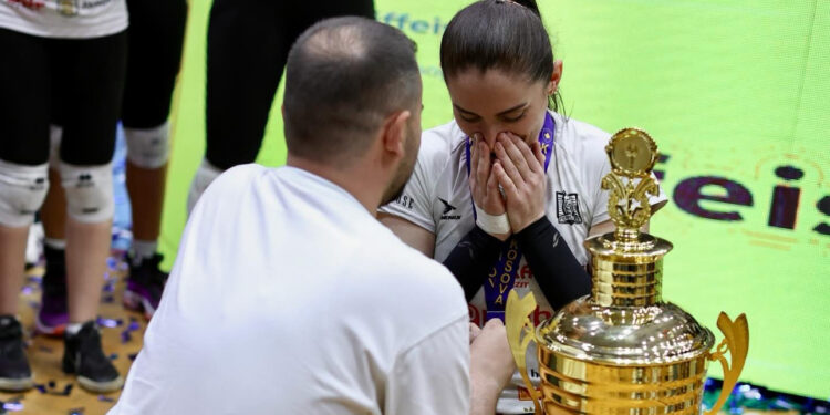 Pasi ngriti në qiell si kapitene Kupën, volejbollistja e Fer Vollej Ferizaj u befasua nga i dashuri i saj
