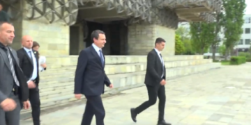 Kurti “çele guri gojën” para gazetarëve, largohet pa folur nga një aktivitet ku mori pjesë