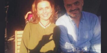 Vlora Çitaku uron Edi Ramën me foton që e ka shkrepur dora e Hashim Thaçit