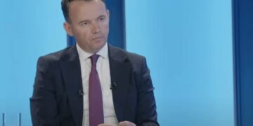 Kontrata e Pecit me Kompaninë me bazë në Beograd, sfidohet fort në debat; Ju e keni nënshkru, janë inicialet e tua