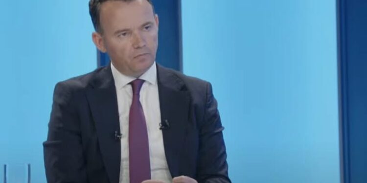 Kontrata e Pecit me Kompaninë me bazë në Beograd, sfidohet fort në debat; Ju e keni nënshkru, janë inicialet e tua