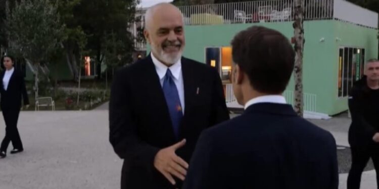 Rama e Macron brenda Piramidës, presidenti francez ia komenton krevatën kryeministrit shqiptar(VIDEO)