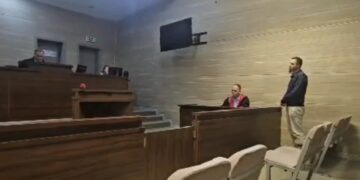 Arsimtari që hodhi flamurin kombëtar e plisin në mbeturina deklarohet i pafajshëm