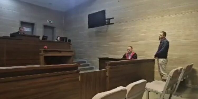 Arsimtari që hodhi flamurin kombëtar e plisin në mbeturina deklarohet i pafajshëm