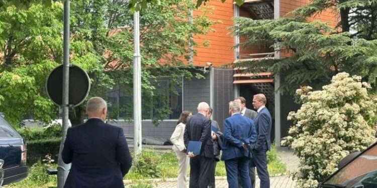 Zyrtarët e QUINT-it zbarkojnë në Kryeministri – heshtje pas takimit me Kurtin