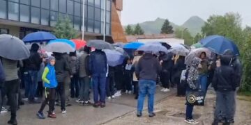 Aksionet policore në veri, serbët protestojnë para sallës së sporteve