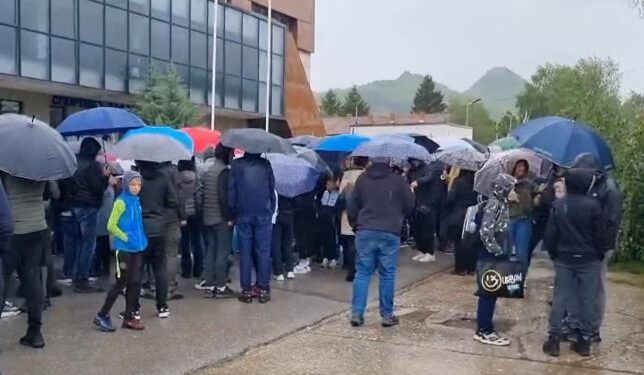 Aksionet policore në veri, serbët protestojnë para sallës së sporteve