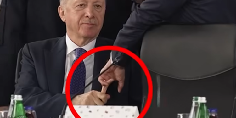 Erdogan e ‘kap’ Macronin nga gishti, video bëhet virale