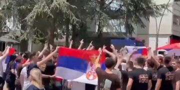 Sveçla: Maturantët në veri bënë thirrje shoviniste dhe ngritën tre gishtat