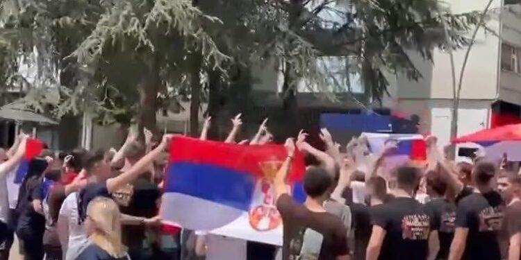 Sveçla: Maturantët në veri bënë thirrje shoviniste dhe ngritën tre gishtat