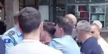 Serbia kërkon ta arrestojë policin që reagoi dje në sheshin e veriut të Mitrovicës, lëshon fletëarrest