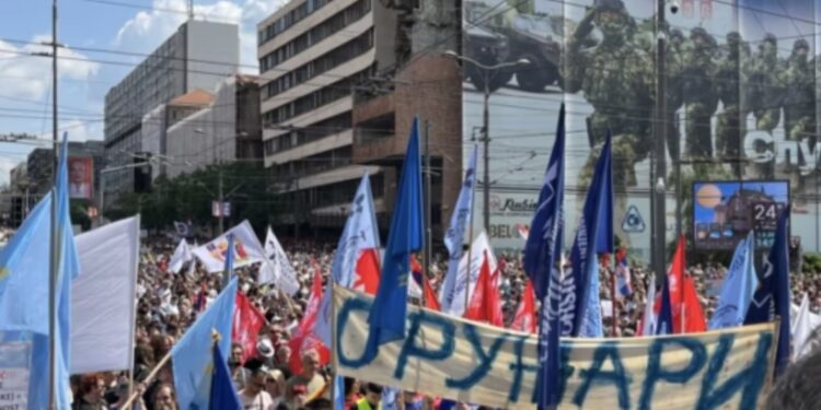 Studentë e sindikalistë demonstrojnë në Serbi