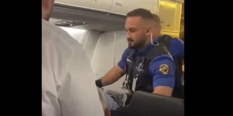 Një person tenton ta hapë derën e aeroplanit në fluturimin Zvicër – Prishtinë, ndërhyn policia (VIDEO)