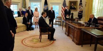 Kush është shefja e kabinetit të Trumpit, e cila përflitet se e “dëboi” Vuçiqin nga Florida dhe ia ndaloi takimin me presidentin amerikan?