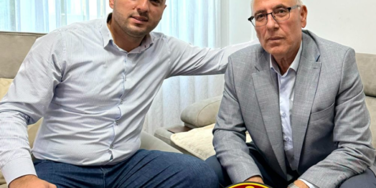 Familja e dëshmorëve Fazliu në pritje të kthimit nga Haga të kryefamiljarit të tyre