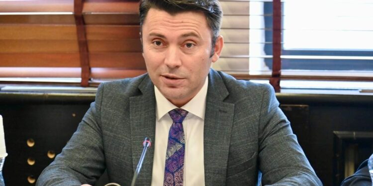 Refuzimi i Abdixhikut/ Rrustemi i VV-së ironizon me propozimin për qeveri tranzicioni: LDK e ka të pamundur të jetojë pa PDK-në