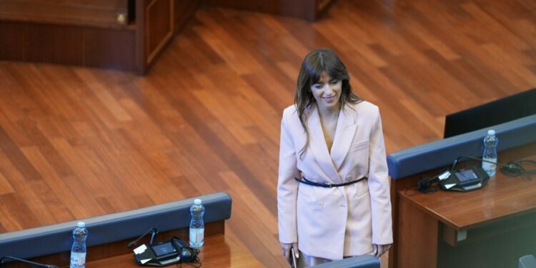 “Albulena Haxhiu po ua mbulon mangësitë të dy palëve pasi s`i kanë numrat për krijim të qeverisë”