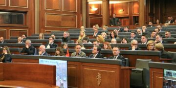 “Albulena Haxhiu po përdoret për bllokadë”/ Analistët: Formimi i institucioneve urgjencë – Kosova po humb miliona
