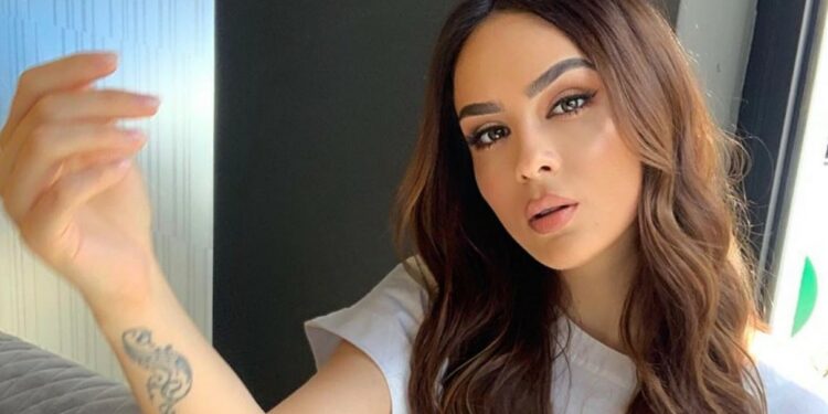 Xhensila “zjarr” – shfaqet me të pasme gjigante dhe bel i hollë